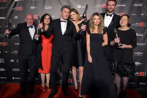 Grupa osób z nagrodami na czerwonym dywanie, wśród nich aktorzy z filmu "Zimna wojna".
