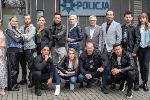 Serial "Gliniarze" - cała obsada pozuje przed budynkiem policji.