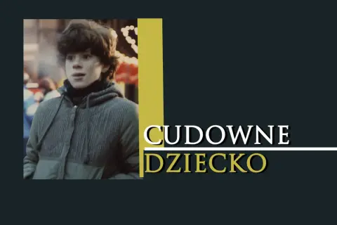 Chłopiec w kurtce z kapturem, z tekstem "Cudowne dziecko".