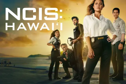 NCIS: Hawaii obsada w pełnym składzie, gotowa do akcji na tle zachodzącego słońca.