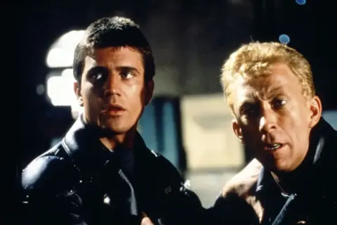 Mel Gibson i Bruce Spence w scenie z jednego z jego filmów.