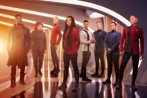 Star Trek Discovery obsada w futurystycznych strojach, gotowa na nowe misje.