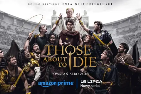 Obsada serialu Those About to Die w antycznych strojach, z gladiatorem w złotej zbroi na pierwszym planie.