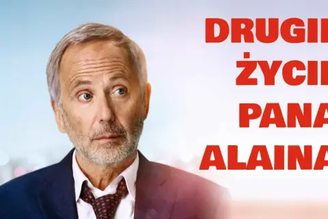 Pan Alain w garniturze, z siwymi włosami i zarostem, spogląda w bok. Obok widnieje napis "Drugie życie pana Alaina".