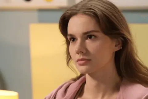 Dominika Kachlik w różowej bluzie, zamyślona. Czy jej postać odchodzi z M jak Miłość?