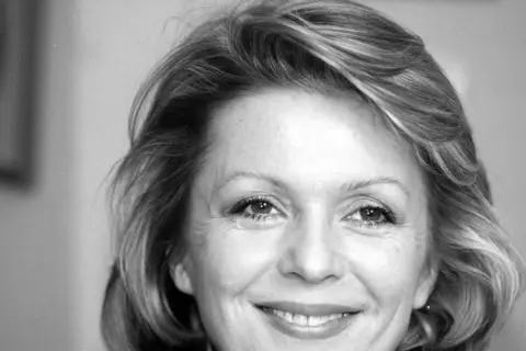 Uśmiechnięta Gabriela Kownacka z burzą jasnych włosów.