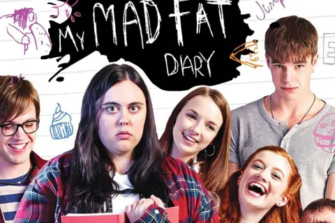 Plakat serialu "My Mad Fat Diary" z młodymi ludźmi. Główna bohaterka ma zmartwioną minę, podczas gdy jej przyjaciele się śmieją.