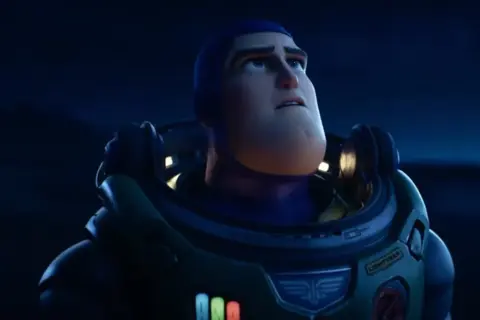 Buzz Lightyear w skafandrze kosmicznym, zamyślony, spogląda w górę. Jego astralna podróż dopiero się zaczyna.