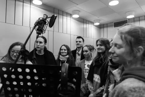 Grupa młodych ludzi podczas castingu do bajek. Wszyscy czekają na swoją kolej, by nagrać głos do animacji.