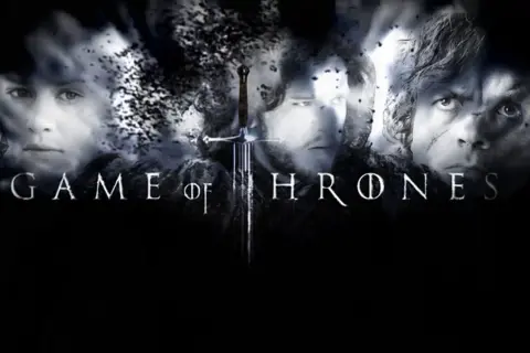 Twarze Jona Snowa, Tyriona i Aryi Stark na tle miecza i napisu "Game of Thrones".