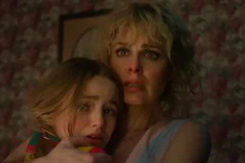 Przerażone twarze matki i córki w stylu Stranger Things 1. Ciemne, niepokojące tło.