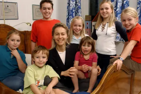 Sophie von der Leyen z siedmiorgiem dzieci, wesoła rodzina w domu.