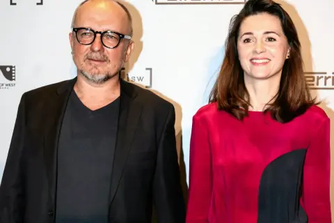 Dariusz Gajewski z kobietą na tle logo.