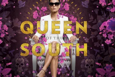 Teresa Mendoza w białej marynarce i okularach przeciwsłonecznych, siedząca na tronie. Napis "QUEEN OF THE SOUTH" i motywy kwiatowe. Obsada serialu.