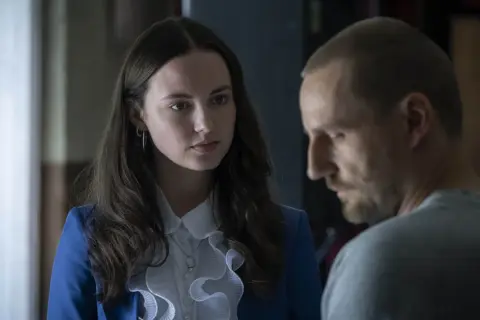 Młoda kobieta w niebieskiej marynarce i mężczyzna w szarym t-shircie. Czy to scena z serialu "Dzień dobry kocham cię obsada"?