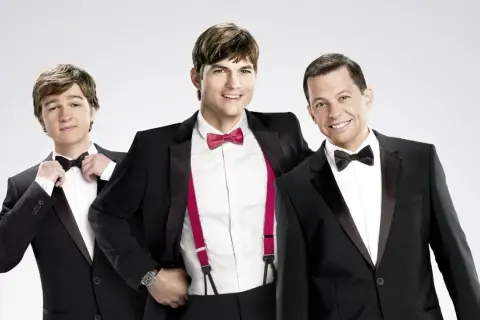 Trzech panów w garniturach: Ashton Kutcher, Jon Cryer i Angus T. Jones, czyli bohaterowie serialu "Dwóch i pół".