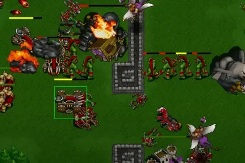 Bitwa z Warcraft 2 film: orkowie walczą z ludźmi, płoną maszyny oblężnicze, latają gryfy.
