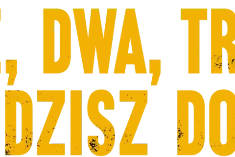 Żółte, postarzane litery na czarnym tle: "RAZ, DWA, TRZY... WCHODZISZ DO GRY!".