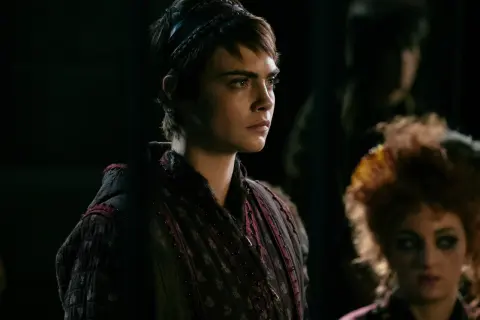 Cara Delevingne jako Vignette Stonemoss, jedna z gwiazd serialu Carnival Row, w mrocznym, fantastycznym świecie.