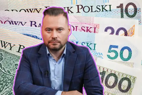 Mężczyzna w garniturze na tle polskich banknotów. Czy to odpowiedź na pytanie, ile zarabia krytyk filmowy?