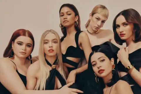 Aktorki z serialu Euforia, w tym Zendaya, Hunter Schafer i Sydney Sweeney, pozują do zdjęć. Czekamy na 3 sezon Euforii!