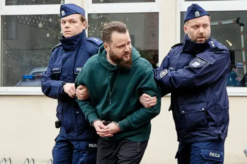 Dwóch policjantów eskortuje zatrzymanego mężczyznę w kajdankach. Czy to finałowa scena, która wyjaśni, ile odcinków ma "Ukryta prawda"?