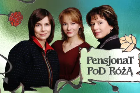Trzy kobiety z serialu "Pensjonat Pod Różą" pozują do zdjęcia.