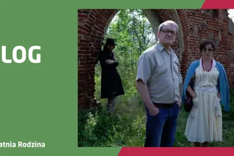 Trzy osoby stoją na tle zrujnowanej ceglanej budowli. W centrum starszy mężczyzna, po jego prawej stronie kobieta, a w oddali, w łuku, mężczyzna w czarnym płaszczu. To obsada filmu "Ostatnia rodzina".