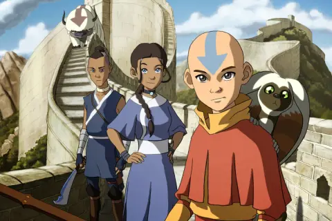 Aang, Sokka i Katara na murze, z Appą i Momo. Avatar: Legenda Aanga film 2026.