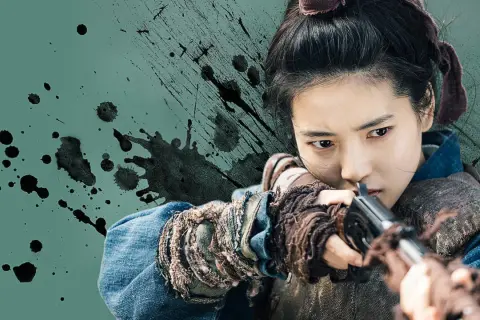 Kim Tae-ri jako Go Ae-shin w "Mr. Sunshine" z karabinem w ręku, gotowa do strzału.