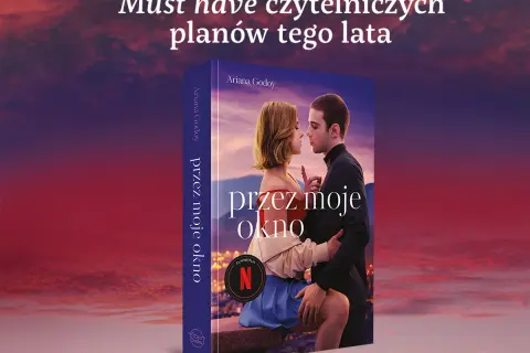 Okładka książki "Przez moje okno" z parą w romantycznym uścisku na tle zachodzącego słońca. Idealna lektura na lato.