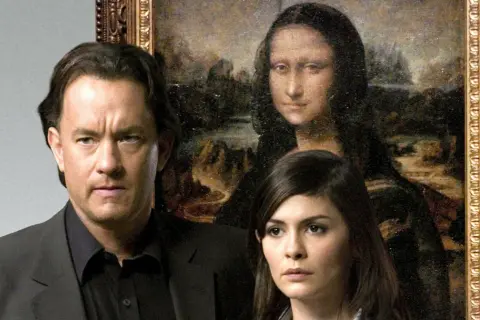 Tom Hanks i Audrey Tautou, główni bohaterowie filmu Kod da Vinci, pozują przed obrazem Mona Lisa.