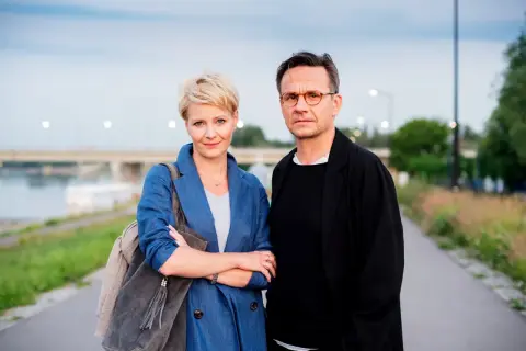 Para, która daje sobie drugą szansę, stoi na tle bulwaru.