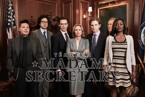 Obsada serialu "Madam Secretary" w eleganckich strojach, gotowa do działania.