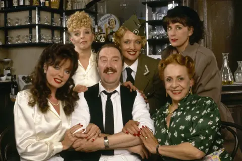 Allo allo! Właściciel kawiarni René Artois z żoną Edith i pracownicami, w tym niemiecką oficer.