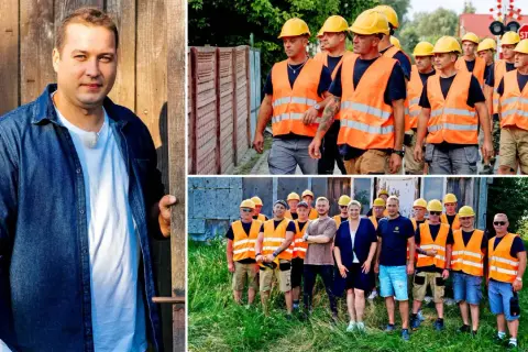 Mężczyzna w dżinsowej koszuli, otoczony przez ekipę budowlaną w kamizelkach odblaskowych i kaskach. To prawdziwy człowiek do wszystkiego, gotowy do pracy.