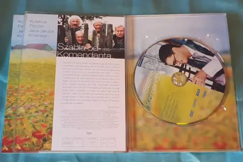 Okładka filmu "Szabla od komendanta" z Bronisławem Pawlikiem i innymi aktorami. Na płycie DVD widnieje tytuł filmu i nazwiska aktorów.