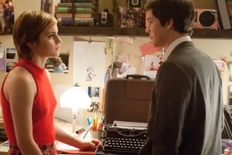 Charlie i Sam z obsady "The Perks of Being a Wallflower" stoją przy biurku z maszyną do pisania.