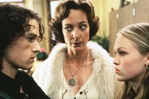 Heath Ledger, Julia Stiles i Allison Janney w scenie z filmu "Poskromienie złośnicy".