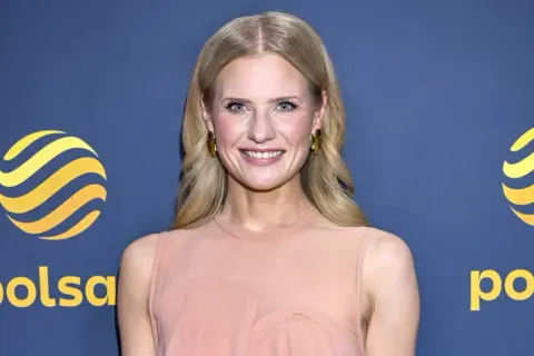 Uśmiechnięta Wiktoria Gorodeckaja, której wzrost jest imponujący, pozuje na tle logo Polsat.