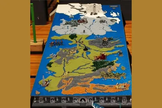 Westeros map z klocków LEGO, z zamkami i postaciami.