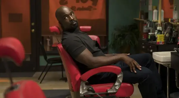 Luke Cage obsada: Mike Colter w czerwonym fotelu fryzjerskim, w tle szyld "Pop's Barber Shop".