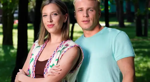 Kasia i Sebastian, bohaterowie "Skolim barwy szczęścia", pozują na tle zieleni.