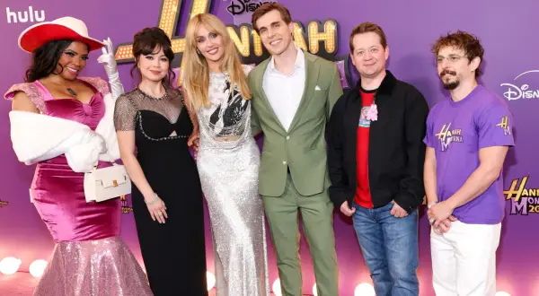 Obsada Hannah Montana na czerwonym dywanie. Gwiazdy świętują 20. rocznicę serialu w stylowych kreacjach.