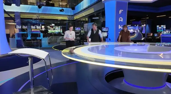 Trzy osoby stoją przy okrągłym stole w nowoczesnym tvn studio sękocin. W tle monitory i sprzęt.