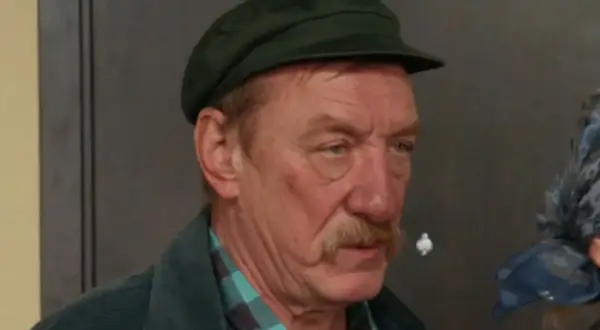 Sylwester Maciejewski w czapce i kurtce, z wąsem.