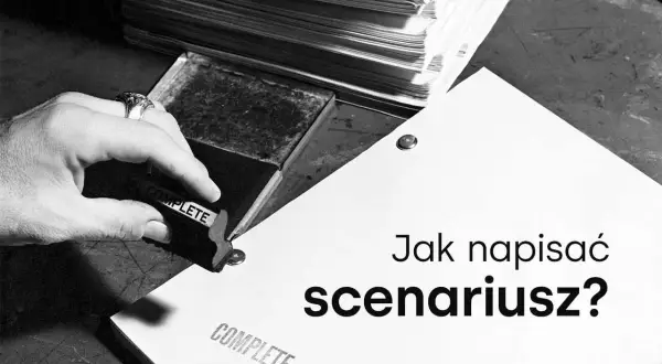 Dłoń z pieczątką "COMPLETE" nad scenariuszem filmowym.