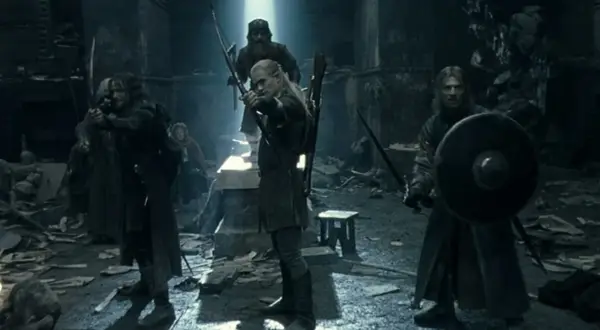 Władca Pierścieni: Drużyna Pierścienia. Elf Legolas celuje z łuku, Boromir z tarczą i mieczem gotowi do walki.