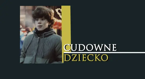 Chłopiec w kurtce z kapturem, z tekstem "Cudowne dziecko".