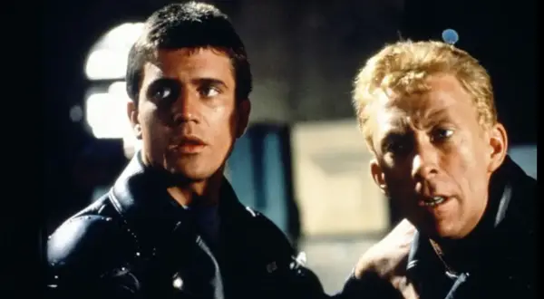 Mel Gibson i Bruce Spence w scenie z jednego z jego filmów.